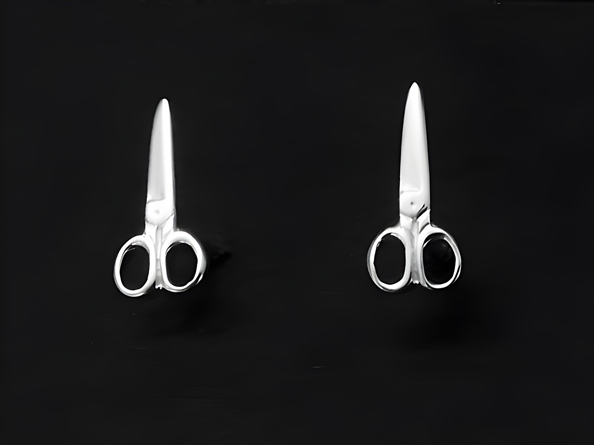 Silber Ohrringe in Form von Scheren als Ohrstecker, rhodiniert, Hersteller Juwelier Harnisch, ohne Stein, elegant und originell gestaltet.