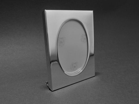 Versilberter Bilderrahmen 7 x 5,5 cm für 5,2 x 3,7 cm Bilder, oval mit möglicher Gravur, Hersteller Juwelier Harnisch, elegantes Design für besondere Erinnerungen.