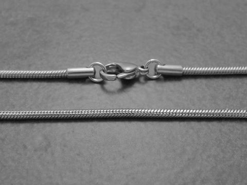 Edelstahlkette in schlichter Schlangenoptik, 2 mm dick, 45 cm lang, mit hochwertigem Verschluss. Hersteller Juwelier Harnisch, ideal für eleganten Schmuck.