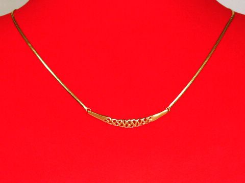 Designer Gold Kette aus Gold 750 mit einem feinen 42 cm langen Mittelteil, Hersteller: Juwelier Harnisch, elegant und zeitloses Collier Mittelteil auf rotem Hintergrund.