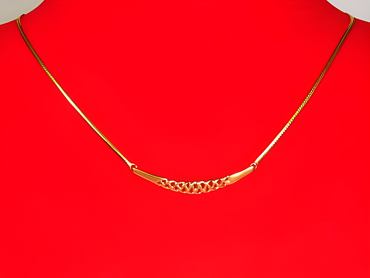 Designer Gold Kette aus Gold 750 mit einem feinen 42 cm langen Mittelteil, Hersteller: Juwelier Harnisch, elegant und zeitloses Collier Mittelteil auf rotem Hintergrund.
