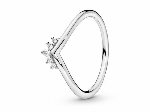 198282058-0 Sterling Silber Ring von Pandora mit Zirkonia, Größe 58, der in einer eleganten V-Form gestaltet ist und funkelnde Steine für einen glamourösen Look bietet.