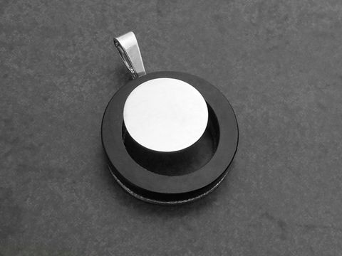 Silberner Anhänger mit rhodiniertem Design und schwarzem Onyx, Hersteller Juwelier Harnisch, elegantes und modernes Schmuckstück.