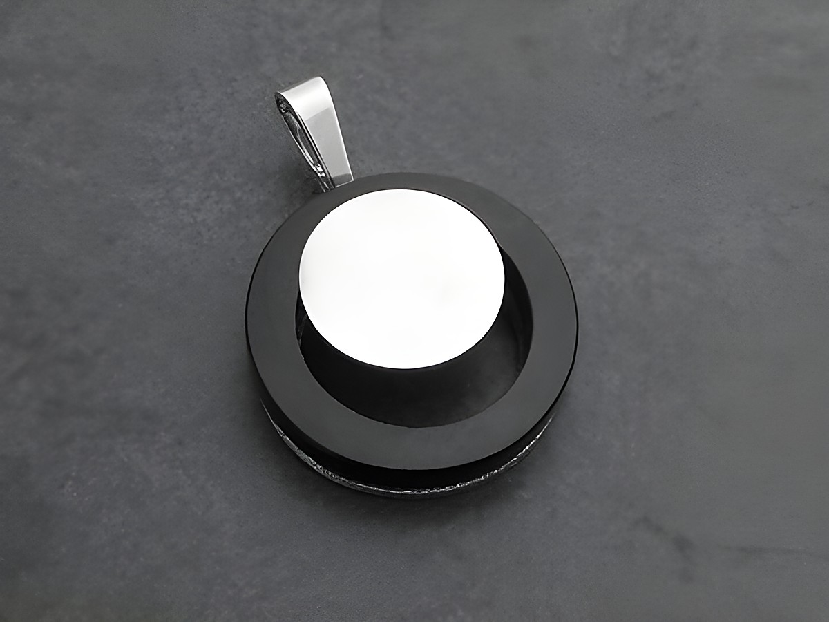 Silberner Anhänger mit rhodiniertem Design und schwarzem Onyx, Hersteller Juwelier Harnisch, elegantes und modernes Schmuckstück.