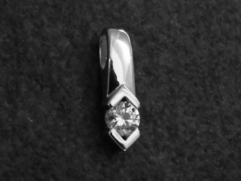 Design Anhänger aus rhodiniertem Sterlingsilber mit Zirkonia, Hersteller Juwelier Harnisch, elegant und dezent, ideal für jeden Anlass als Schmuckstück.