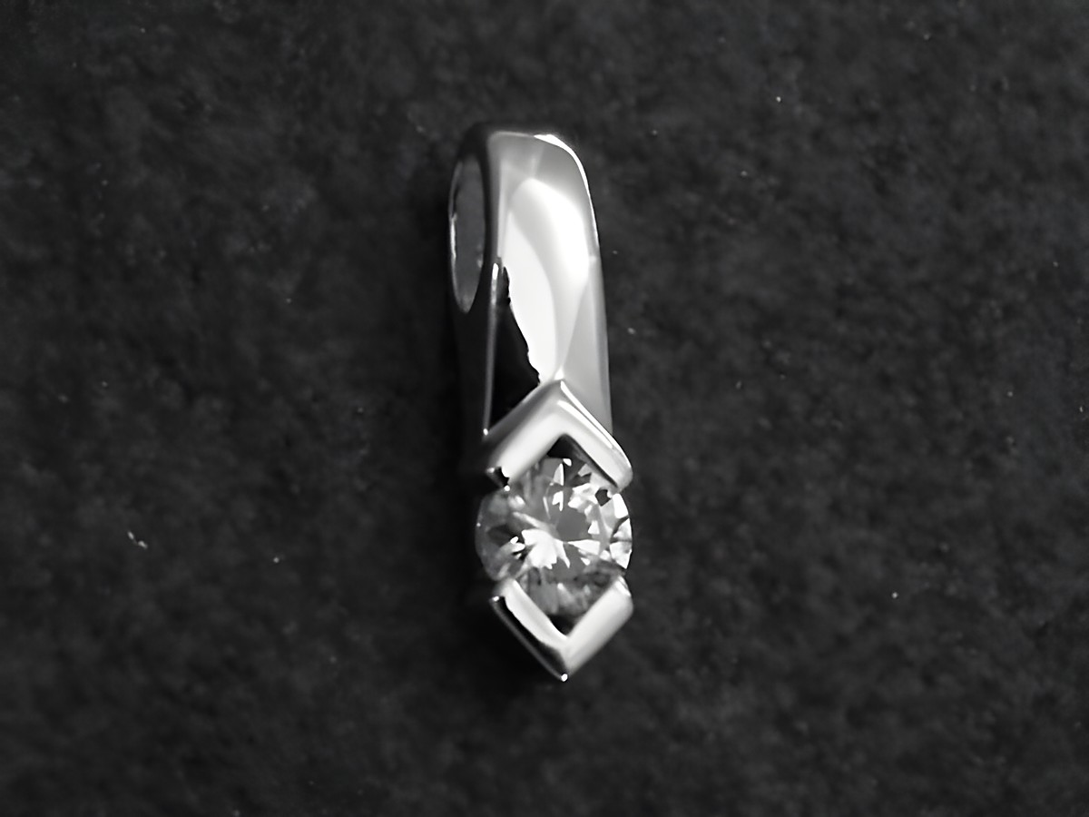 Design Anhänger aus rhodiniertem Sterlingsilber mit Zirkonia, Hersteller Juwelier Harnisch, elegant und dezent, ideal für jeden Anlass als Schmuckstück.