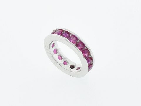 Silber Taufring aus 925 Sterling Silber, funkelnd mit roten Zirkonia-Steinen, hergestellt von Juwelier Harnisch, Memorie Silber, edles Design für besonderen Schmuck.