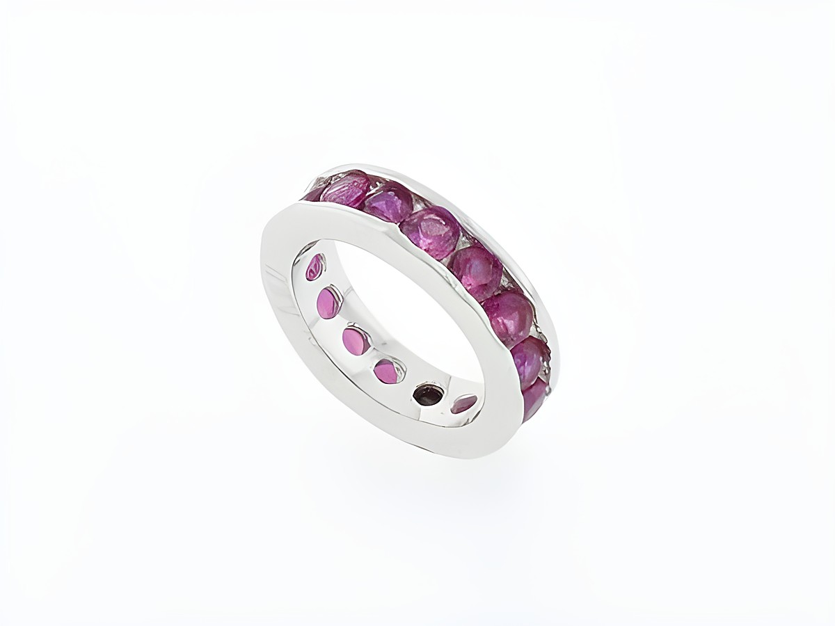 Silber Taufring aus 925 Sterling Silber, funkelnd mit roten Zirkonia-Steinen, hergestellt von Juwelier Harnisch, Memorie Silber, edles Design für besonderen Schmuck.