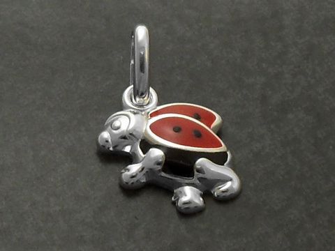 Marienkäfer Anhänger aus Sterling Silber, emailliert in rot und schwarz, hergestellt von Juwelier Harnisch, ideal für Kinder und liebevoll gestaltetes Schmuckstück.