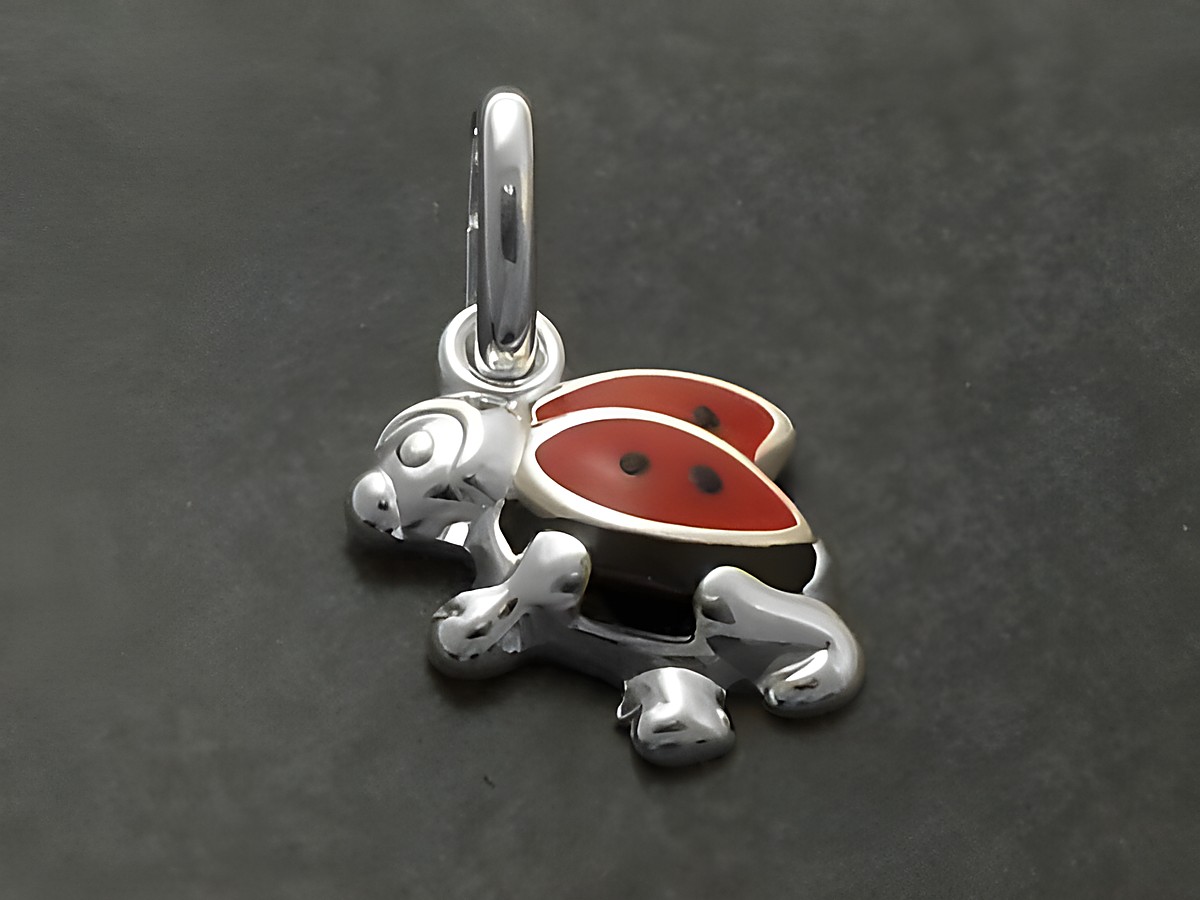 Marienkäfer Anhänger aus Sterling Silber, emailliert in rot und schwarz, hergestellt von Juwelier Harnisch, ideal für Kinder und liebevoll gestaltetes Schmuckstück.