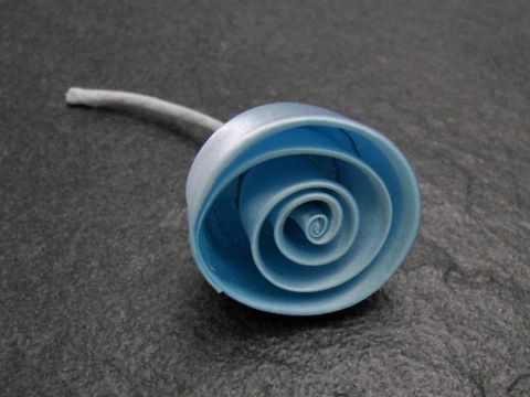 Filigraner Haarschmuck in Form einer pastellblauen Satinrose, ideal als Brosche, Hersteller Juwelier Harnisch, perfekt für festliche Anlässe und kreative Frisuren.