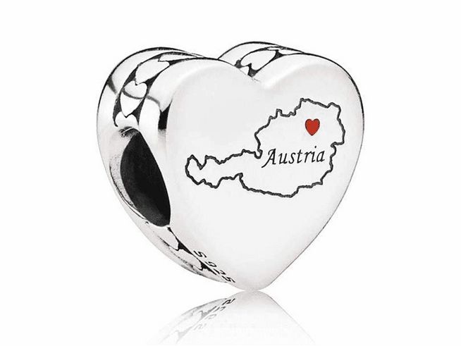 Ein Herzanhänger aus Sterling Silber von Pandora mit einer Karte von Österreich, darauf der Text Austria und ein rotes Herz. Ideal für Schmuckliebhaber und Österreich-Fans.