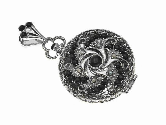Ein nostalgisches Medaillon aus Onyx und Sterling Silber, kunstvoll verziert mit filigranen Mustern und verschiedenen Steinen, ideal als eleganter Fotoanhänger.