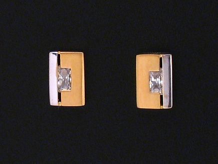 Gold Ohrringe weiblich im modernen Design mit Zirkonia, Hersteller Juwelier Harnisch, elegantes und zeitloses Schmuckstück für besondere Anlässe.