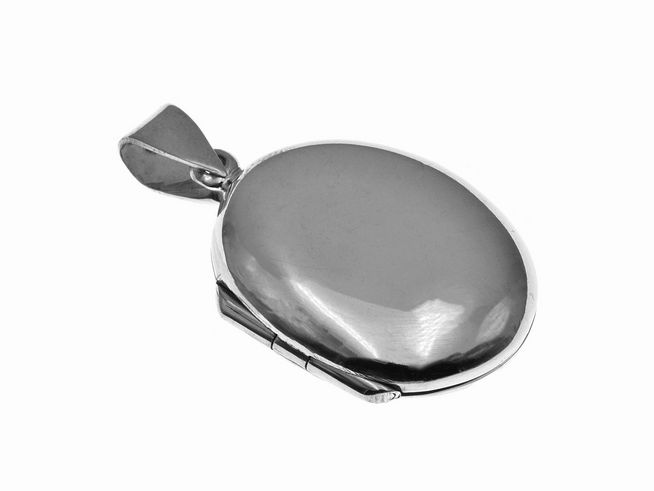 Medaillon Oval in Silber, Halsschmuck von Juwelier Harnisch, mit glänzender Oberfläche und einem stilvollen Aufhänger, perfekt zum Tragen oder Verschenken.