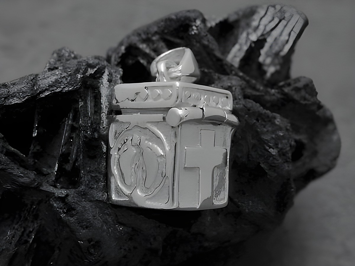 Eine silberne Truhe mit einem Kreuz, Füßchen und Herz-Motiv, die als Medaillon dient. Der Hersteller ist Juwelier Harnisch und es handelt sich um Sonderformen in Sterling Silber. – Ansicht 2