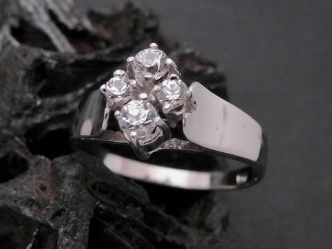 Weißgold Ring charismatisch Gold 585 mit Zirkonia als Goldring in Größe 57,5 vom Hersteller Juwelier Harnisch bis Größe 58/18,5. Ideal für besondere Anlässe.