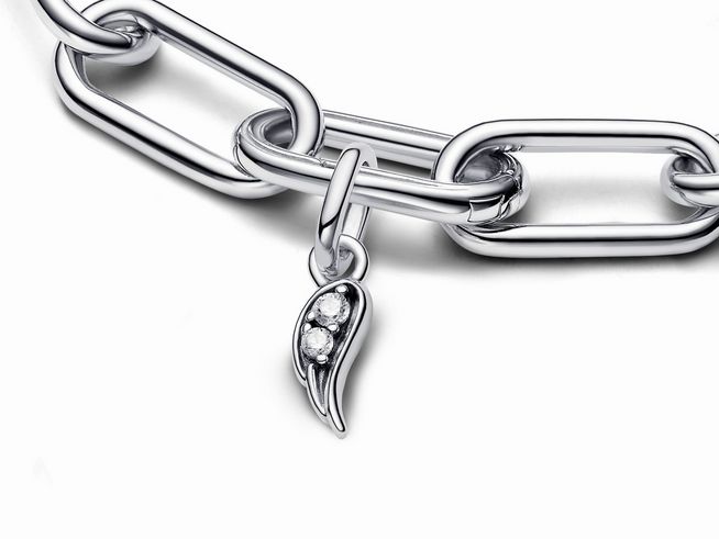 Ein silberner Mini-Anhänger in Form eines Engelsflügels, besetzt mit funkelnden Zirkonia, hängt an einer eleganten Kette aus Sterling Silber.