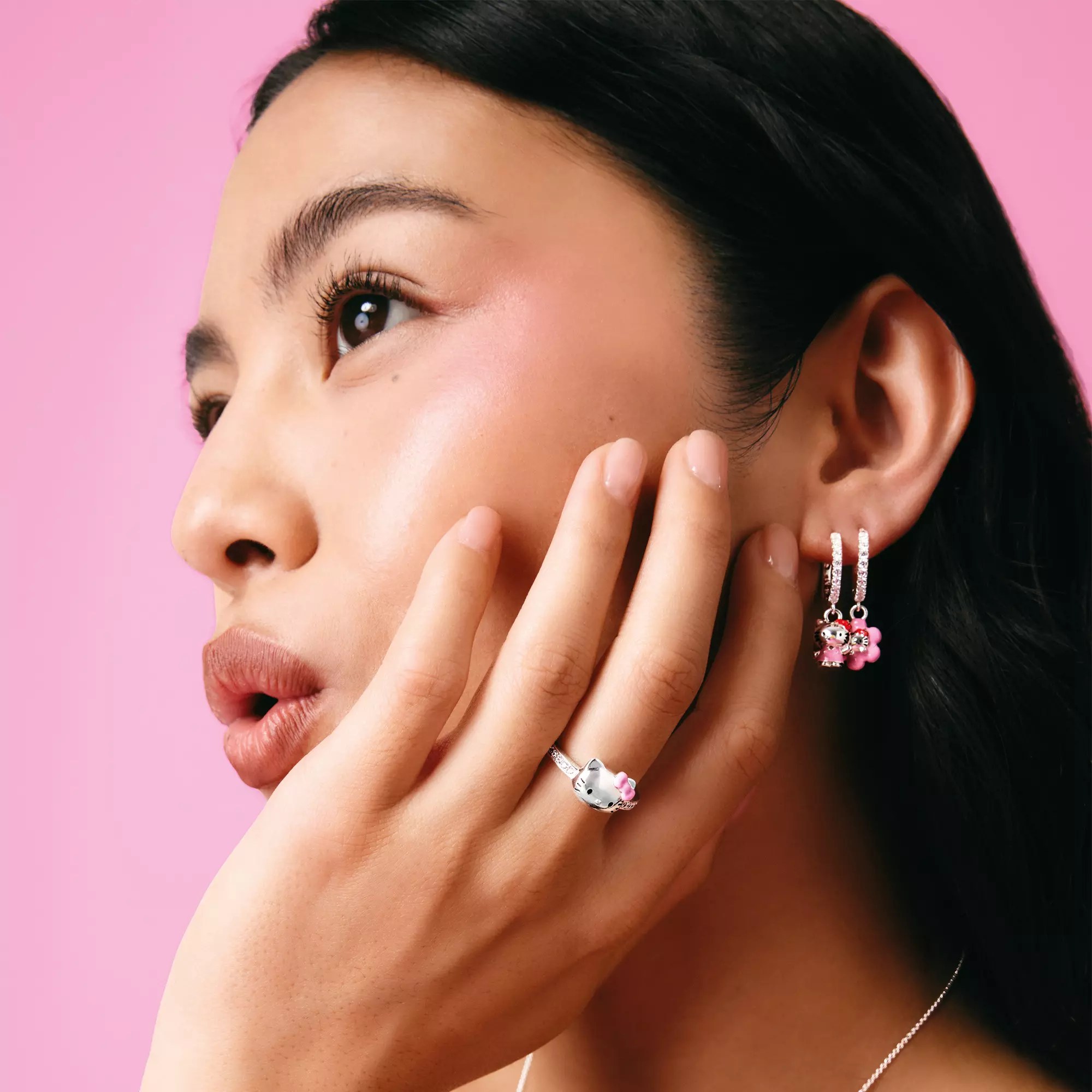 Thomas Sabo Hello Kitty Single-Creole mit weißem Zirkonia – rosa Kleid – Ansicht 4
