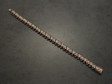 Strass Armband in rot, 17 cm, silberfarben und bezaubernd, hergestellt von Juwelier Harnisch, ideal für elegante Anlässe. Perfekte Kombination aus Glanz und Stil.
