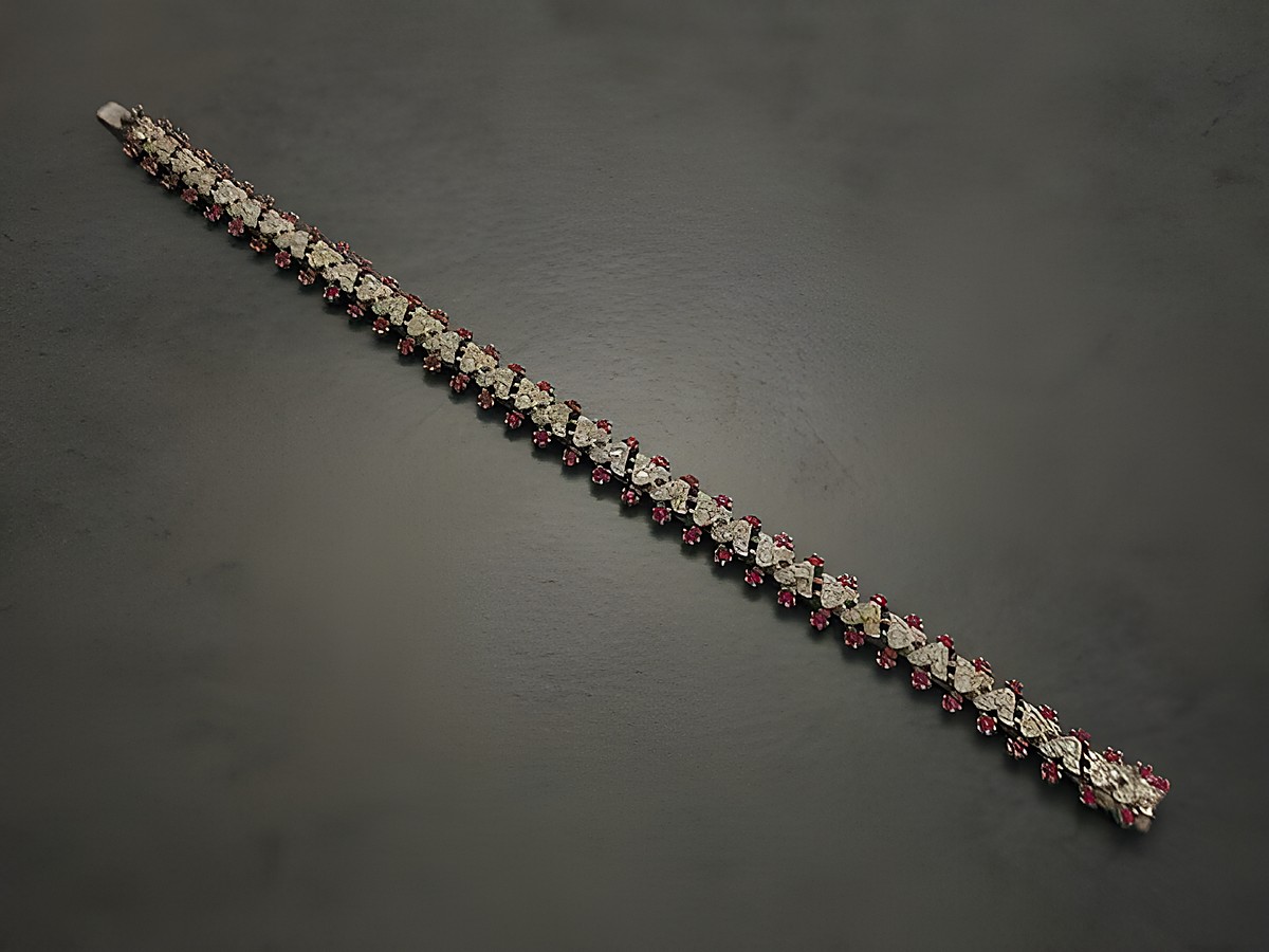 Strass Armband in rot, 17 cm, silberfarben und bezaubernd, hergestellt von Juwelier Harnisch, ideal für elegante Anlässe. Perfekte Kombination aus Glanz und Stil. – Ansicht 2