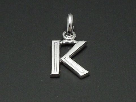 Silber rhodinierten Anhänger in Form des Buchstabens K, hergestellt von Juwelier Harnisch, mit klaren Linien und zeitlosem Design, ideal als charmantes Schmuckstück.