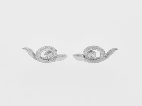 Ohrringe Silber rhod. in Schlangenform mit mystischem Design, Stecker und Zirkonia, Hersteller: Juwelier Harnisch. Elegante Schmuckstücke für besondere Anlässe.