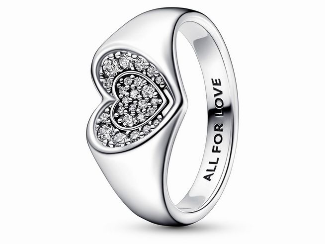 Herz-Pavé-Siegelring aus Silber mit Zirkonia in der Größe 52, Hersteller Pandora. Der Ring hat eine herzförmige Fassung mit funkelnden Steinen. Auf der Innenseite ist der Schriftzug All for Love.