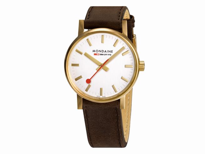 Mondaine evo2 MSE.40112.LG Armbanduhr mit 40 mm Durchmesser, goldenes Gehäuse, weißem Ziffernblatt, goldenen Indexen und rotem Sekundenzeiger, braunes Lederarmband.