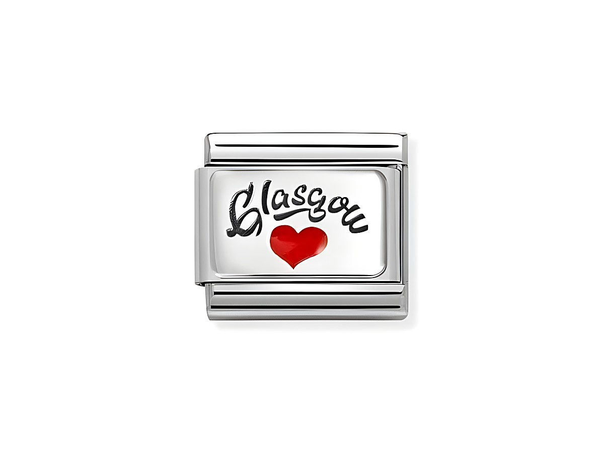 Ein silberner und edelstahlfarbener Charm mit dem Schriftzug Glasgow und einem roten Herz. Der Charm ist gestaltet mit Emaille und hat ein modernes, elegantes Design.