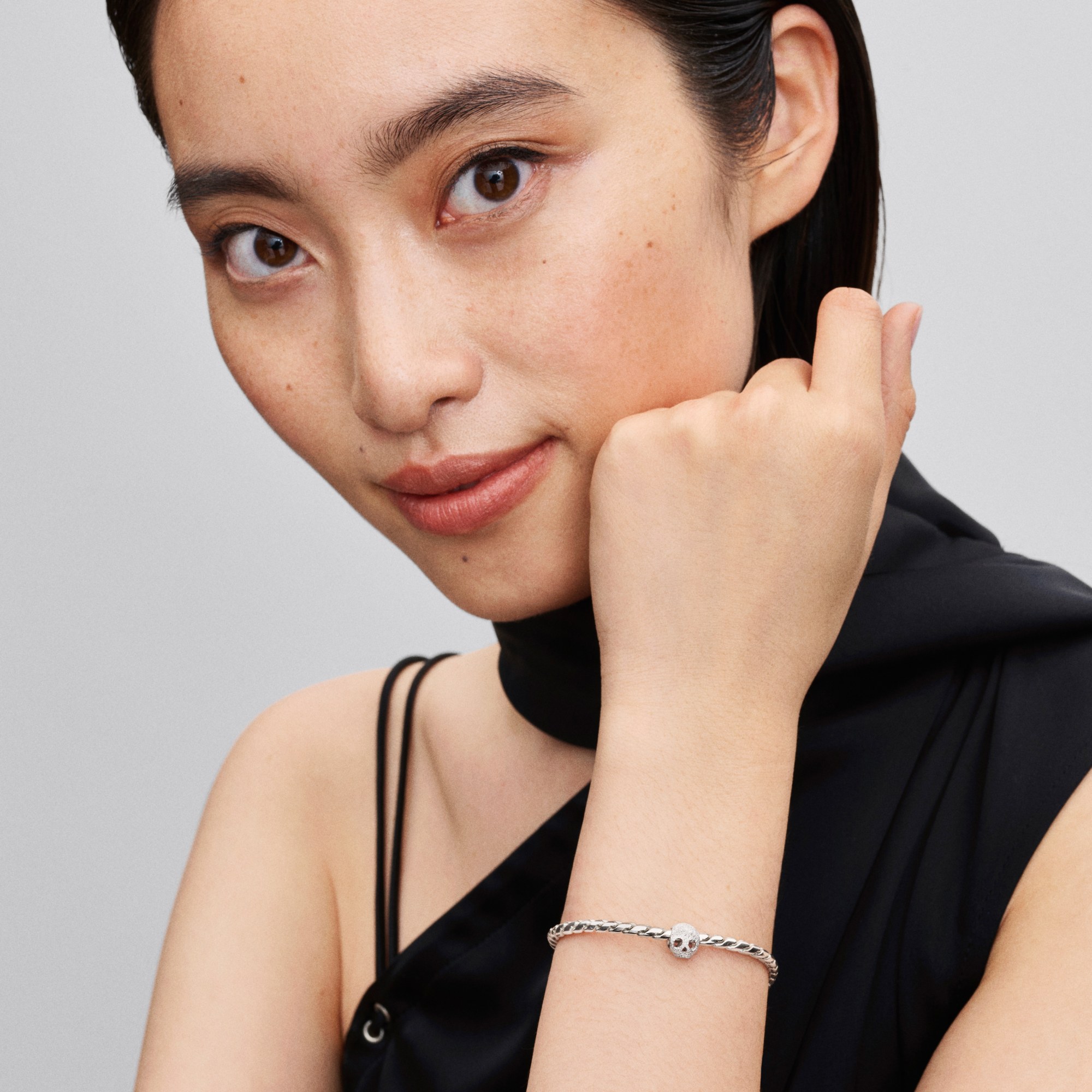 Pandora Strukturierter Totenkopf Mini-Charm - Sterling Silber – Ansicht 5