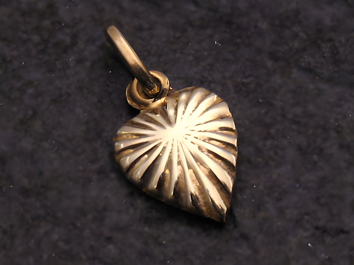 Kleines süßes Gold 585 Herz als Kinderschmuck oder Taufgeschenk, Hersteller Juwelier Harnisch, plastisch mit strahlenförmiger Struktur, ideal für besondere Anlässe.