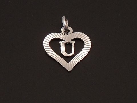 Herzförmiger Anhänger aus rhodiniertem Sterling Silber mit eingearbeitetem Buchstaben U, Hersteller Juwelier Harnisch, auf schwarzem Hintergrund präsentiert.