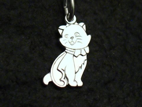 Kleine Katze aus sterling Silber, charmant gestaltet, als Anhänger für Kinder, hergestellt von Juwelier Harnisch, ideal als Schmuckgeschenk oder für den täglichen Gebrauch.
