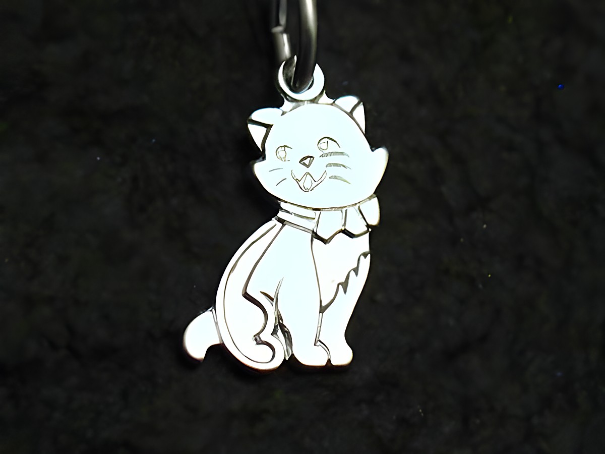 Kleine Katze aus sterling Silber, charmant gestaltet, als Anhänger für Kinder, hergestellt von Juwelier Harnisch, ideal als Schmuckgeschenk oder für den täglichen Gebrauch.
