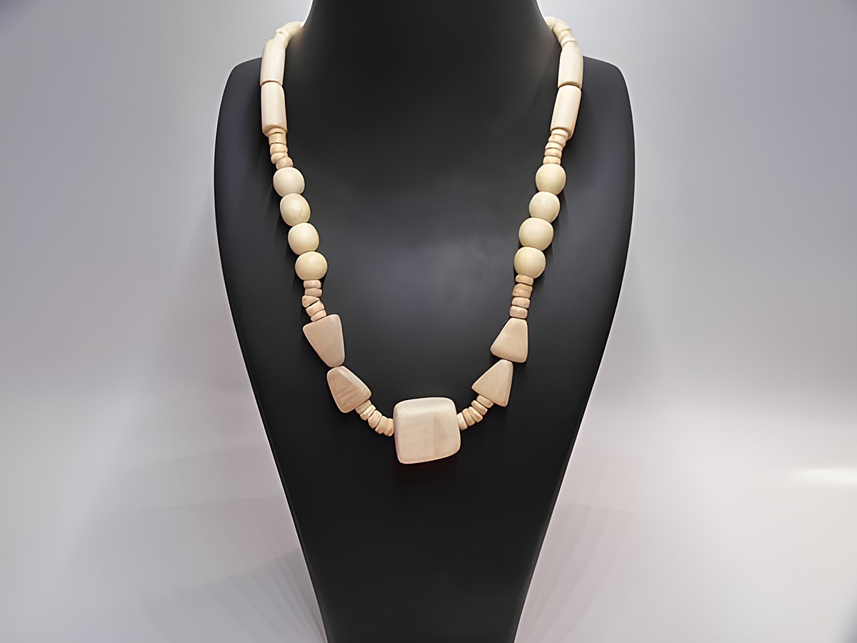 Holzkette aus naturbraunen Holzperlen in verschiedenen Formen und Größen, 22 mm dick, 60 cm lang, hergestellt von Juwelier Harnisch, idealer Schmuck für natürliche Akzente.