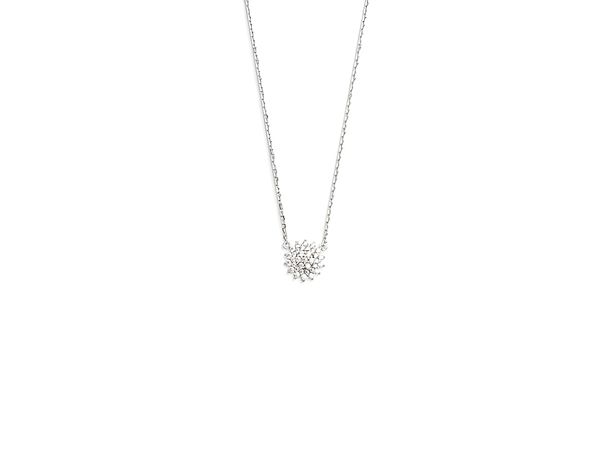 Eine filigrane Xenox Sterling Silber Kette XS3569 in der Länge 40-45 cm mit Ankerkette und blumenförmigem Anhänger, ideal für elegante Anlässe.