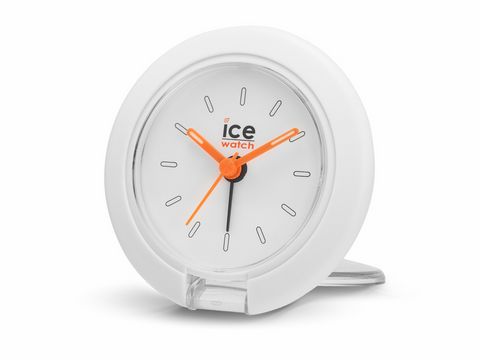 Reisewecker von Ice-Watch in Weiß mit orangefarbenen Zeigern und schlichtem Design, Durchmesser 7,5 cm, ideal für unterwegs, Hersteller: Ice watch.