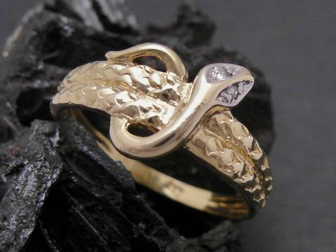 Gold Ring in Form einer Schlange, bicolor Gold 333, mit Diamant, Goldring Größe 55 bis 56, Hersteller Juwelier Harnisch.