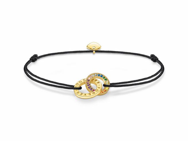 Silber vergoldetes Armband von Thomas Sabo mit zwei bunten Ringen, verziert mit Zirkonia und einem schwarzen Band. Längenverstellbar von 16 bis 27 cm.