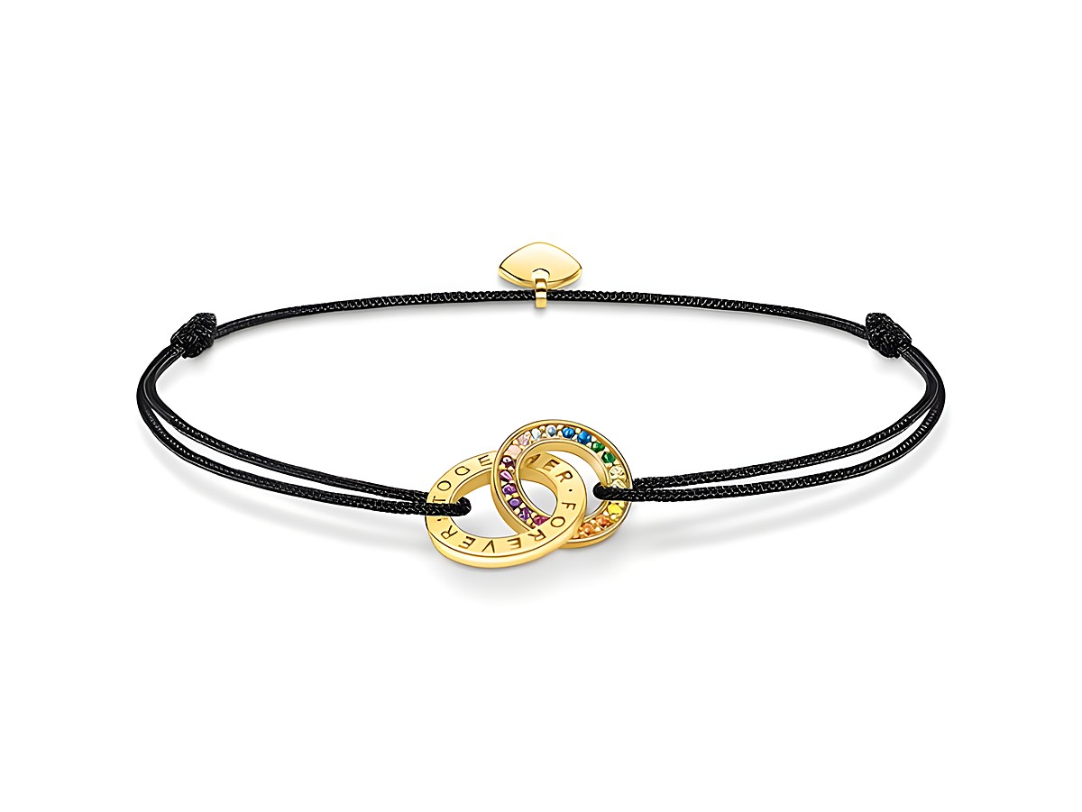 Silber vergoldetes Armband von Thomas Sabo mit zwei bunten Ringen, verziert mit Zirkonia und einem schwarzen Band. Längenverstellbar von 16 bis 27 cm.
