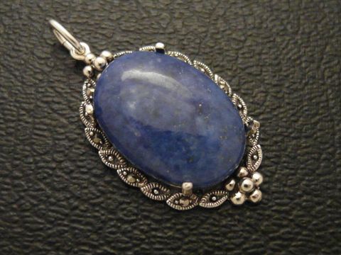 Cabochon Denim Lapislazuli Silber Medaillon Anhänger von Juwelier Harnisch mit feiner filigraner Umrandung und luxuriösem Design, ideal als Schmuckstück oder Geschenk.