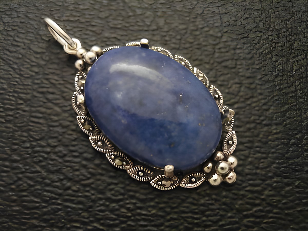 Cabochon Denim Lapislazuli Silber Medaillon Anhänger von Juwelier Harnisch mit feiner filigraner Umrandung und luxuriösem Design, ideal als Schmuckstück oder Geschenk.