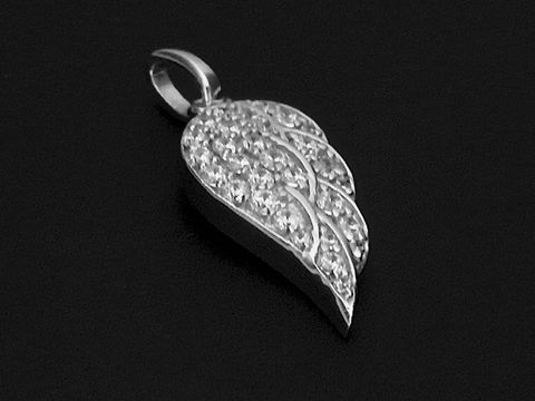 Flügel Anhänger aus 925 Sterling Silber rhodiniert, verziert mit funkelnden Zirkonia, Hersteller Juwelier Harnisch, ideales Schmuckstück in elegantem Design.