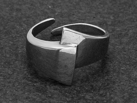 Silberring Design Gr. wenig verstellbar, Hersteller Juwelier Harnisch, ohne Stein, stilvolles und modernes Design, asymmetrische Form, glanzvolle Oberfläche, ideal für jeden Anlass.