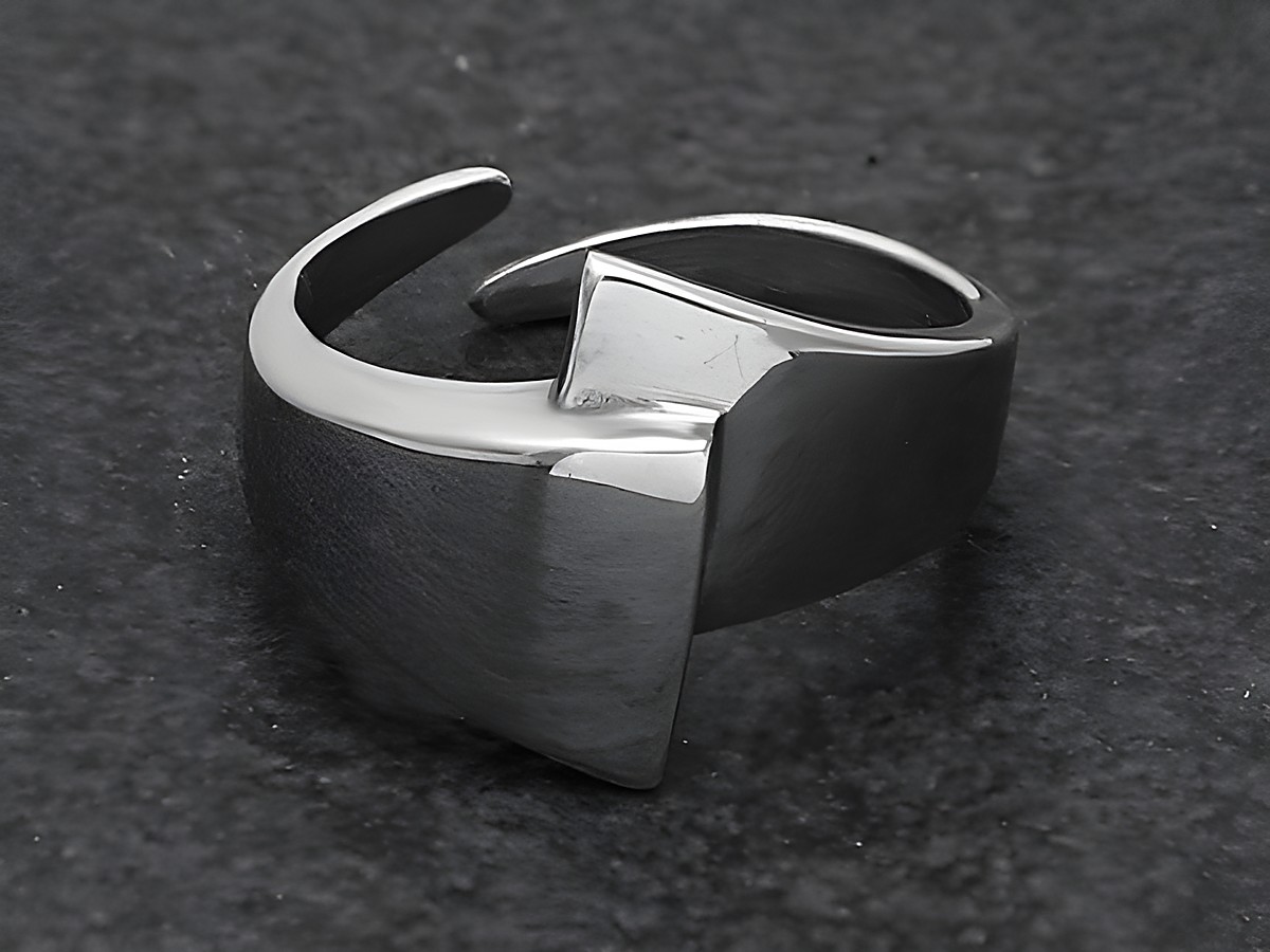 Silberring Design Gr. wenig verstellbar, Hersteller Juwelier Harnisch, ohne Stein, stilvolles und modernes Design, asymmetrische Form, glanzvolle Oberfläche, ideal für jeden Anlass.