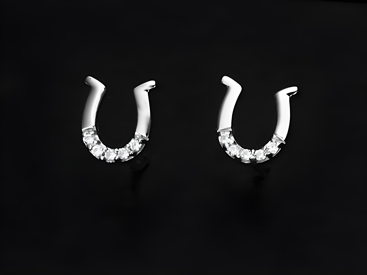 Silber Ohrringe in Hufeisenform mit rhodiniertem Finish und Zirkonia-Steinen, Hersteller Juwelier Harnisch. Ideal für besondere Anlässe oder den täglichen Gebrauch.