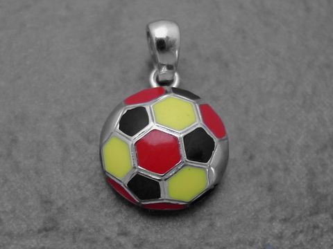 Fußballanhänger aus rhodiniertem Sterling Silber mit bunten Elementen in Schwarz, Rot und Gold, sportlich gestaltet, passend für Deutschland-Fans, Hersteller Juwelier Harnisch.