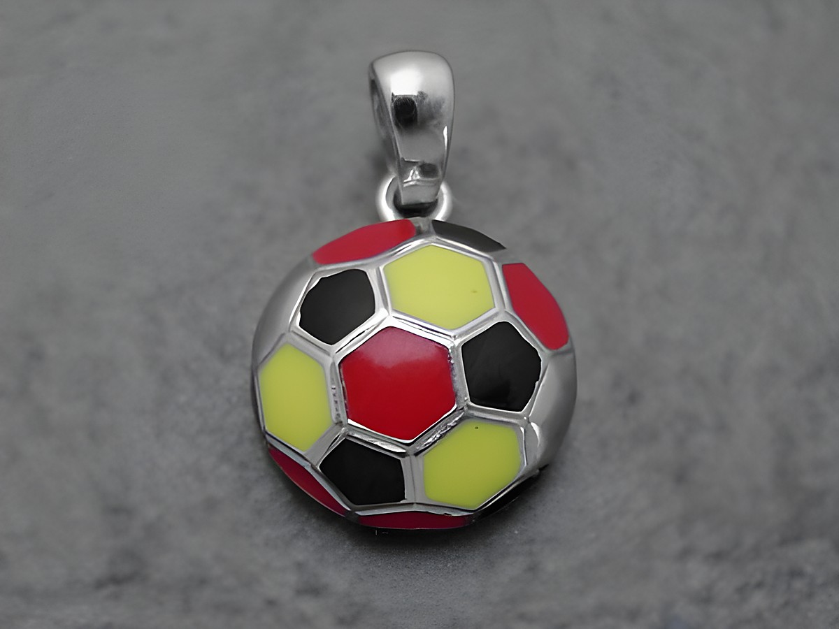 Fußballanhänger aus rhodiniertem Sterling Silber mit bunten Elementen in Schwarz, Rot und Gold, sportlich gestaltet, passend für Deutschland-Fans, Hersteller Juwelier Harnisch.