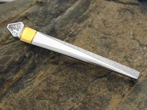Brosche mit Zirkonia, teilvergoldet, aus 925 Sterling Silber rhodiniert, schlichtes und elegantes Design, Hersteller Juwelier Harnisch, ideal für besondere Anlässe.